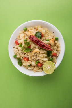Upma veya upama veya uppuma, favori güneyde Hint tatlı ve tuzlu kahvaltı menüsü veya aperatifler