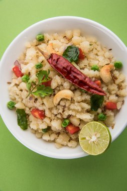 Upma veya upama veya uppuma, favori güneyde Hint tatlı ve tuzlu kahvaltı menüsü veya aperatifler