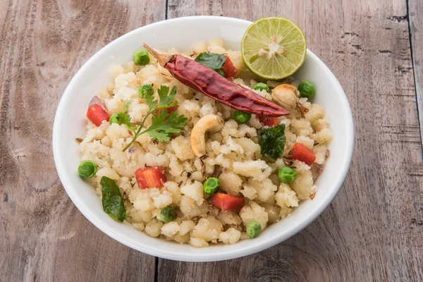 Upma o upama o uppuma, menú favorito de desayuno dulce y salado del sur de la India o aperitivos —  Fotos de Stock