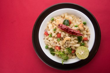 Upma veya upama veya uppuma, favori güneyde Hint tatlı ve tuzlu kahvaltı menüsü veya aperatifler