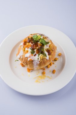 Rajasthani Şahi Raj Kachori, katchori patates ve doldurma Filiz ile doldurulmuş ve lor, Hint turşusu ve sev ile servis