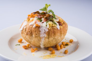 Rajasthani Şahi Raj Kachori, katchori patates ve doldurma Filiz ile doldurulmuş ve lor, Hint turşusu ve sev ile servis