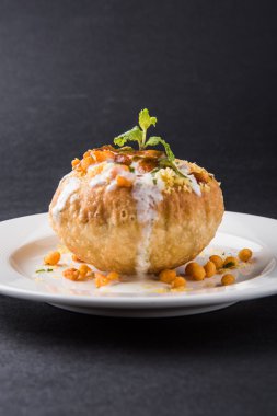 Rajasthani Şahi Raj Kachori, katchori patates ve doldurma Filiz ile doldurulmuş ve lor, Hint turşusu ve sev ile servis