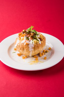 Rajasthani Şahi Raj Kachori, katchori patates ve doldurma Filiz ile doldurulmuş ve lor, Hint turşusu ve sev ile servis