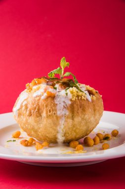 Rajasthani Şahi Raj Kachori, katchori patates ve doldurma Filiz ile doldurulmuş ve lor, Hint turşusu ve sev ile servis