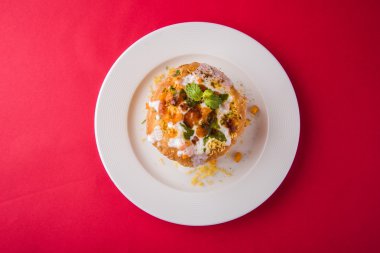 Rajasthani Şahi Raj Kachori, katchori patates ve doldurma Filiz ile doldurulmuş ve lor, Hint turşusu ve sev ile servis