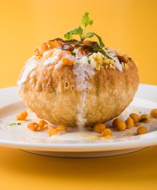 Rajasthani Şahi Raj Kachori, katchori patates ve doldurma Filiz ile doldurulmuş ve lor, Hint turşusu ve sev ile servis