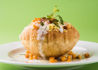 Rajasthani Şahi Raj Kachori, katchori patates ve doldurma Filiz ile doldurulmuş ve lor, Hint turşusu ve sev ile servis