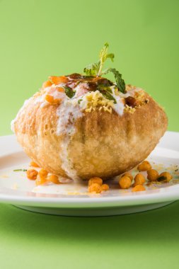 Rajasthani Şahi Raj Kachori, katchori patates ve doldurma Filiz ile doldurulmuş ve lor, Hint turşusu ve sev ile servis