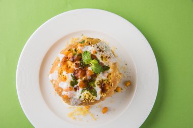 Rajasthani Şahi Raj Kachori, katchori patates ve doldurma Filiz ile doldurulmuş ve lor, Hint turşusu ve sev ile servis