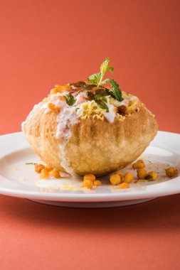 Rajasthani Şahi Raj Kachori, katchori patates ve doldurma Filiz ile doldurulmuş ve lor, Hint turşusu ve sev ile servis