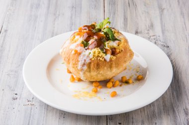 Rajasthani Şahi Raj Kachori, katchori patates ve doldurma Filiz ile doldurulmuş ve lor, Hint turşusu ve sev ile servis