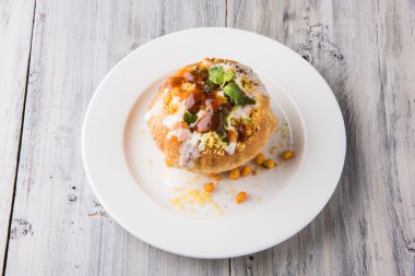 Rajasthani Şahi Raj Kachori, katchori patates ve doldurma Filiz ile doldurulmuş ve lor, Hint turşusu ve sev ile servis