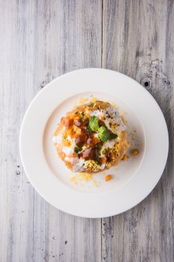 Rajasthani Şahi Raj Kachori, katchori patates ve doldurma Filiz ile doldurulmuş ve lor, Hint turşusu ve sev ile servis