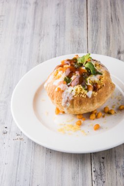 Rajasthani Şahi Raj Kachori, katchori patates ve doldurma Filiz ile doldurulmuş ve lor, Hint turşusu ve sev ile servis