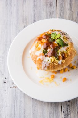 Rajasthani Şahi Raj Kachori, katchori patates ve doldurma Filiz ile doldurulmuş ve lor, Hint turşusu ve sev ile servis