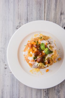 Rajasthani Şahi Raj Kachori, katchori patates ve doldurma Filiz ile doldurulmuş ve lor, Hint turşusu ve sev ile servis