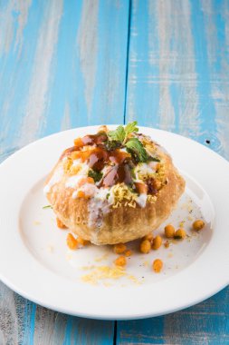 Rajasthani Şahi Raj Kachori, katchori patates ve doldurma Filiz ile doldurulmuş ve lor, Hint turşusu ve sev ile servis