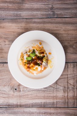 Rajasthani Şahi Raj Kachori, katchori patates ve doldurma Filiz ile doldurulmuş ve lor, Hint turşusu ve sev ile servis