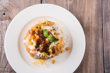 Rajasthani Şahi Raj Kachori, katchori patates ve doldurma Filiz ile doldurulmuş ve lor, Hint turşusu ve sev ile servis