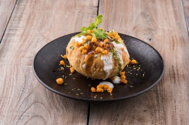 Rajasthani Şahi Raj Kachori, katchori patates ve doldurma Filiz ile doldurulmuş ve lor, Hint turşusu ve sev ile servis