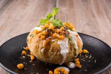 Rajasthani Şahi Raj Kachori, katchori patates ve doldurma Filiz ile doldurulmuş ve lor, Hint turşusu ve sev ile servis