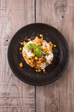 Rajasthani Şahi Raj Kachori, katchori patates ve doldurma Filiz ile doldurulmuş ve lor, Hint turşusu ve sev ile servis