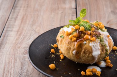 Rajasthani Şahi Raj Kachori, katchori patates ve doldurma Filiz ile doldurulmuş ve lor, Hint turşusu ve sev ile servis