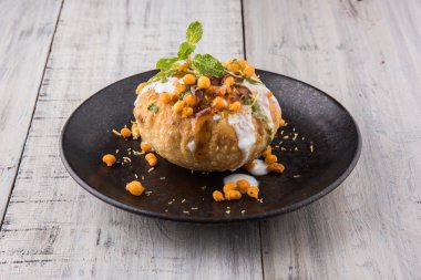 Rajasthani Şahi Raj Kachori, katchori patates ve doldurma Filiz ile doldurulmuş ve lor, Hint turşusu ve sev ile servis
