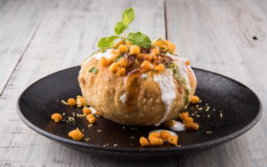 Rajasthani Şahi Raj Kachori, katchori patates ve doldurma Filiz ile doldurulmuş ve lor, Hint turşusu ve sev ile servis