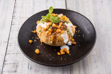 Rajasthani Şahi Raj Kachori, katchori patates ve doldurma Filiz ile doldurulmuş ve lor, Hint turşusu ve sev ile servis