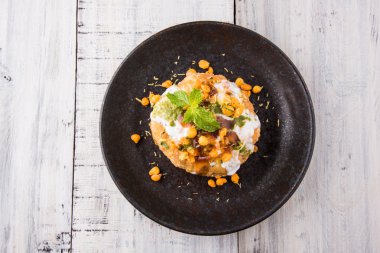 Rajasthani Şahi Raj Kachori, katchori patates ve doldurma Filiz ile doldurulmuş ve lor, Hint turşusu ve sev ile servis