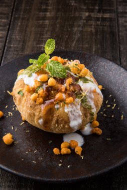 Rajasthani Şahi Raj Kachori, katchori patates ve doldurma Filiz ile doldurulmuş ve lor, Hint turşusu ve sev ile servis