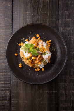 Rajasthani Şahi Raj Kachori, katchori patates ve doldurma Filiz ile doldurulmuş ve lor, Hint turşusu ve sev ile servis