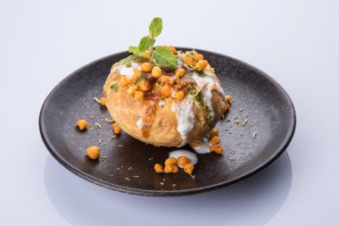 Rajasthani Şahi Raj Kachori, katchori patates ve doldurma Filiz ile doldurulmuş ve lor, Hint turşusu ve sev ile servis