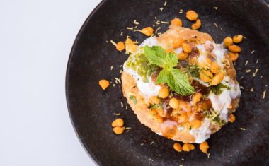 Rajasthani Şahi Raj Kachori, katchori patates ve doldurma Filiz ile doldurulmuş ve lor, Hint turşusu ve sev ile servis