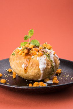 Rajasthani Şahi Raj Kachori, katchori patates ve doldurma Filiz ile doldurulmuş ve lor, Hint turşusu ve sev ile servis