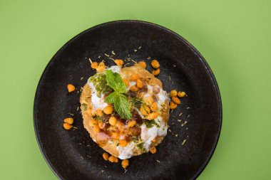 Rajasthani Şahi Raj Kachori, katchori patates ve doldurma Filiz ile doldurulmuş ve lor, Hint turşusu ve sev ile servis