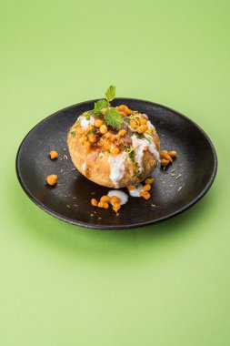 Rajasthani Şahi Raj Kachori, katchori patates ve doldurma Filiz ile doldurulmuş ve lor, Hint turşusu ve sev ile servis