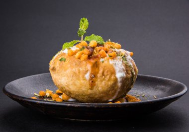 Rajasthani Şahi Raj Kachori, katchori patates ve doldurma Filiz ile doldurulmuş ve lor, Hint turşusu ve sev ile servis