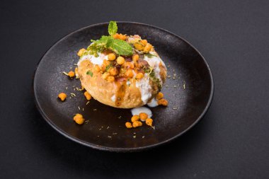 Rajasthani Şahi Raj Kachori, katchori patates ve doldurma Filiz ile doldurulmuş ve lor, Hint turşusu ve sev ile servis