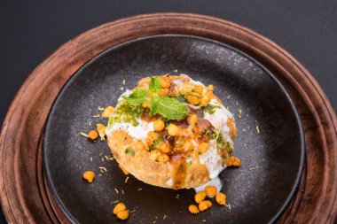 Rajasthani Şahi Raj Kachori, katchori patates ve doldurma Filiz ile doldurulmuş ve lor, Hint turşusu ve sev ile servis