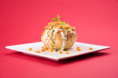 Rajasthani Şahi Raj Kachori, katchori patates ve doldurma Filiz ile doldurulmuş ve lor, Hint turşusu ve sev ile servis