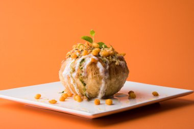 Rajasthani Şahi Raj Kachori, katchori patates ve doldurma Filiz ile doldurulmuş ve lor, Hint turşusu ve sev ile servis