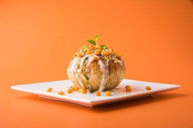 Rajasthani Şahi Raj Kachori, katchori patates ve doldurma Filiz ile doldurulmuş ve lor, Hint turşusu ve sev ile servis