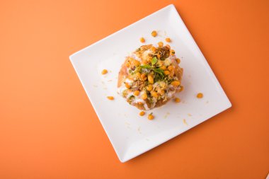 Rajasthani Şahi Raj Kachori, katchori patates ve doldurma Filiz ile doldurulmuş ve lor, Hint turşusu ve sev ile servis