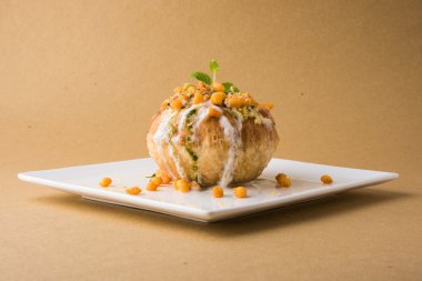 Rajasthani Şahi Raj Kachori, katchori patates ve doldurma Filiz ile doldurulmuş ve lor, Hint turşusu ve sev ile servis