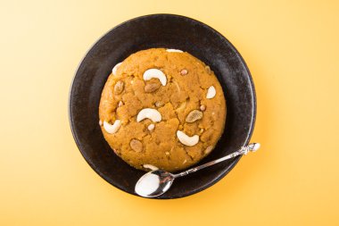 Saf ghee olarak Moong Dal helva - Hindistan, Indan tatlı Halwa Moong Dal, moong dal tatlı sheera veya shira yapılmış bir tatlı yemek pişmiş