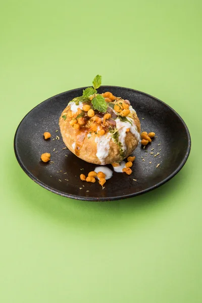 Rajasthani Shahi Raj Kachori, recheado katchori com recheio de batata e broto e servido com coalhada, chutney e sev — Fotografia de Stock