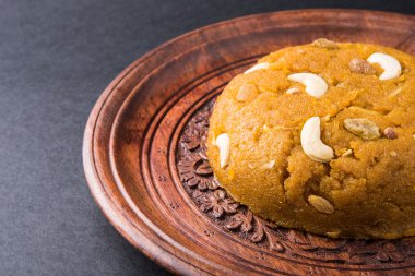 Saf ghee olarak Moong Dal helva - Hindistan, Indan tatlı Halwa Moong Dal, moong dal tatlı sheera veya shira yapılmış bir tatlı yemek pişmiş